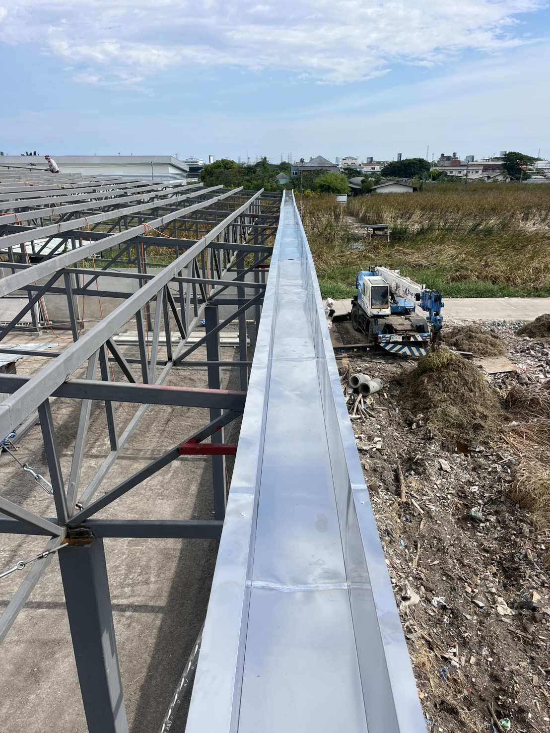 รุธเจริญรางน้ำฝน รับติดตั้งรางน้ำฝนสแตนเลส ไวนิล สังกะสี ครบวงจร ออกแบบ ผลิต ซ่อมแซม รางพับ รางซ่อน ในกรุงเทพฯ นนทบุรี ปทุมธานี ประเมินฟรี