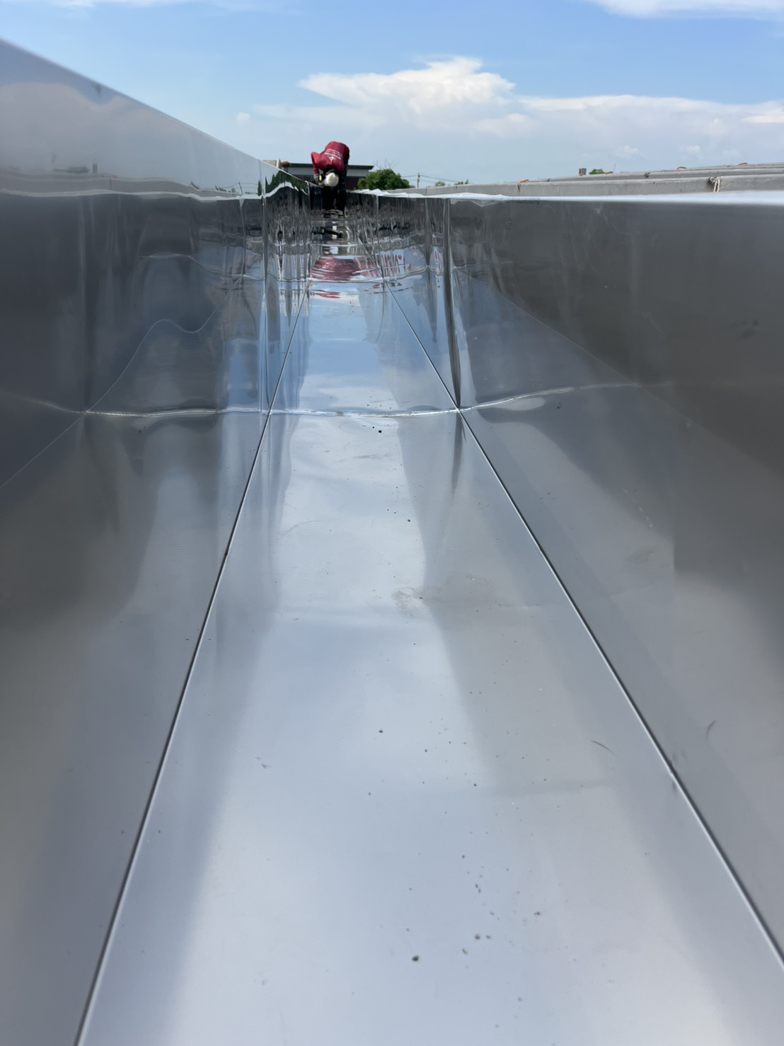 รุธเจริญรางน้ำฝน รับติดตั้งรางน้ำฝนสแตนเลส ไวนิล สังกะสี ครบวงจร ออกแบบ ผลิต ซ่อมแซม รางพับ รางซ่อน ในกรุงเทพฯ นนทบุรี ปทุมธานี ประเมินฟรี