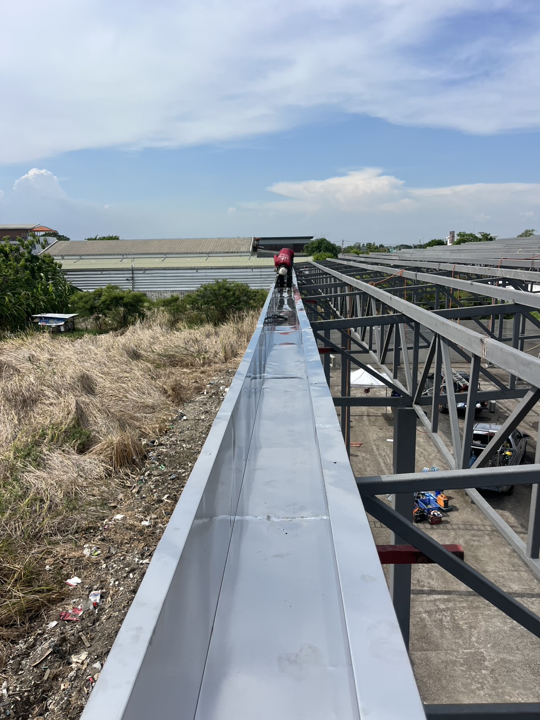 รุธเจริญรางน้ำฝน รับติดตั้งรางน้ำฝนสแตนเลส ไวนิล สังกะสี ครบวงจร ออกแบบ ผลิต ซ่อมแซม รางพับ รางซ่อน ในกรุงเทพฯ นนทบุรี ปทุมธานี ประเมินฟรี