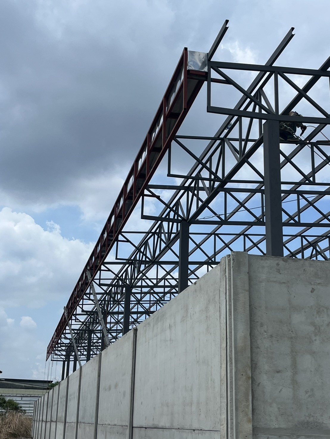 รุธเจริญรางน้ำฝน รับติดตั้งรางน้ำฝนสแตนเลส ไวนิล สังกะสี ครบวงจร ออกแบบ ผลิต ซ่อมแซม รางพับ รางซ่อน ในกรุงเทพฯ นนทบุรี ปทุมธานี ประเมินฟรี