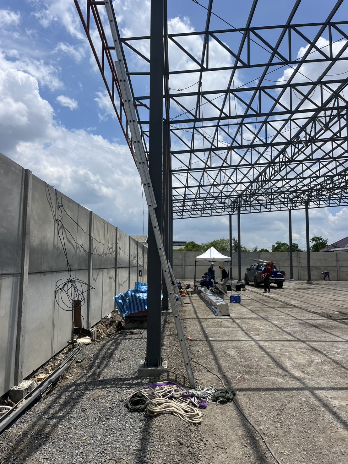 รุธเจริญรางน้ำฝน รับติดตั้งรางน้ำฝนสแตนเลส ไวนิล สังกะสี ครบวงจร ออกแบบ ผลิต ซ่อมแซม รางพับ รางซ่อน ในกรุงเทพฯ นนทบุรี ปทุมธานี ประเมินฟรี