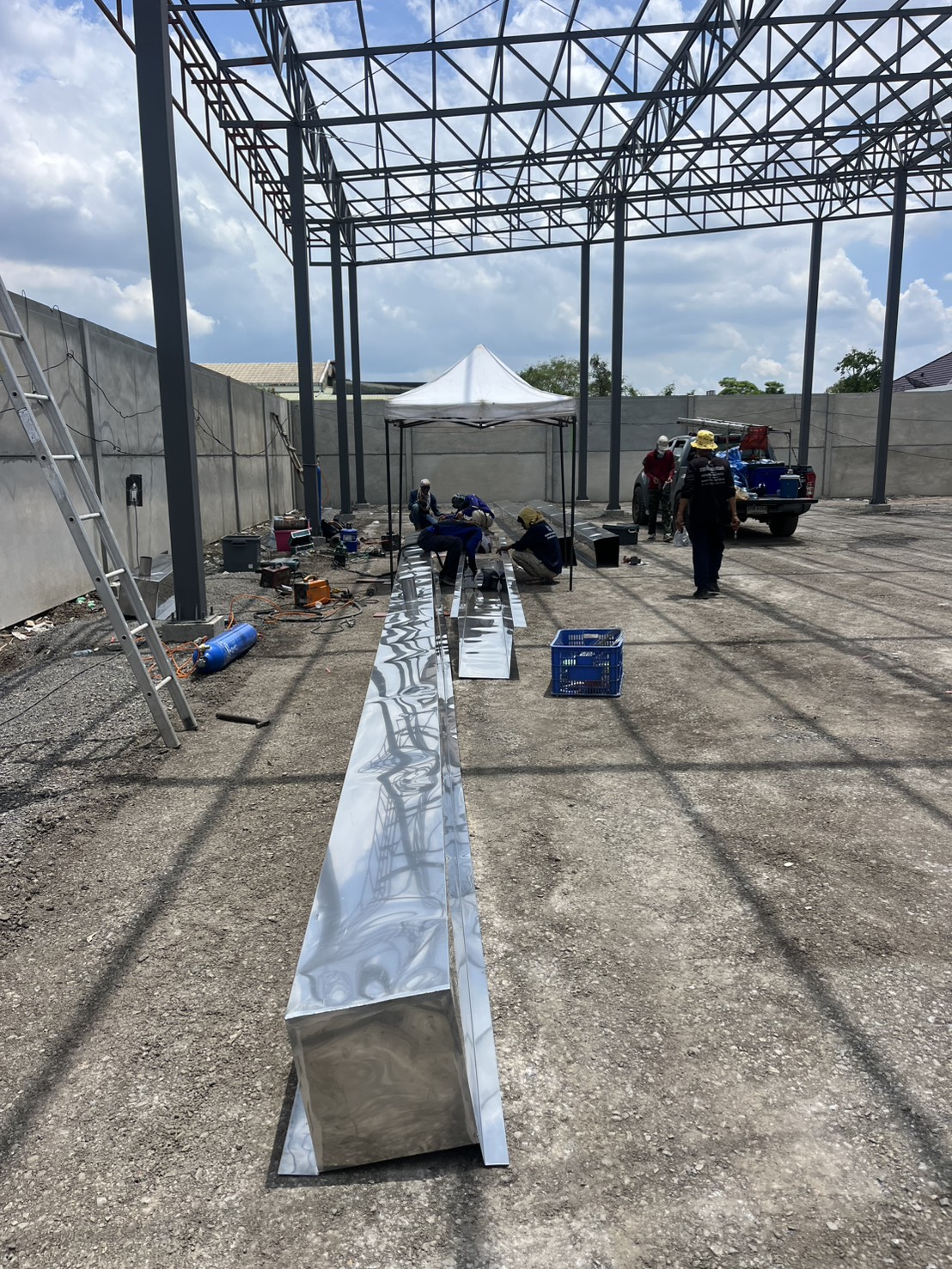 รุธเจริญรางน้ำฝน รับติดตั้งรางน้ำฝนสแตนเลส ไวนิล สังกะสี ครบวงจร ออกแบบ ผลิต ซ่อมแซม รางพับ รางซ่อน ในกรุงเทพฯ นนทบุรี ปทุมธานี ประเมินฟรี