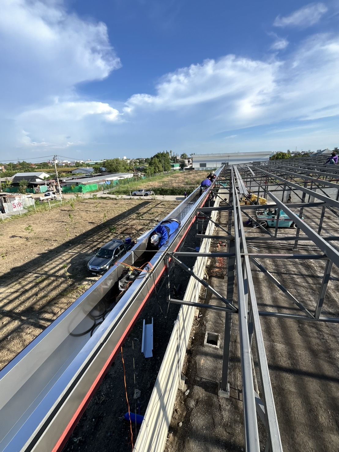 รุธเจริญรางน้ำฝน รับติดตั้งรางน้ำฝนสแตนเลส ไวนิล สังกะสี ครบวงจร ออกแบบ ผลิต ซ่อมแซม รางพับ รางซ่อน ในกรุงเทพฯ นนทบุรี ปทุมธานี ประเมินฟรี